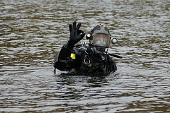 Под водой лучшие водолазы Московской городской поисково-спасательной службы на водных объектах